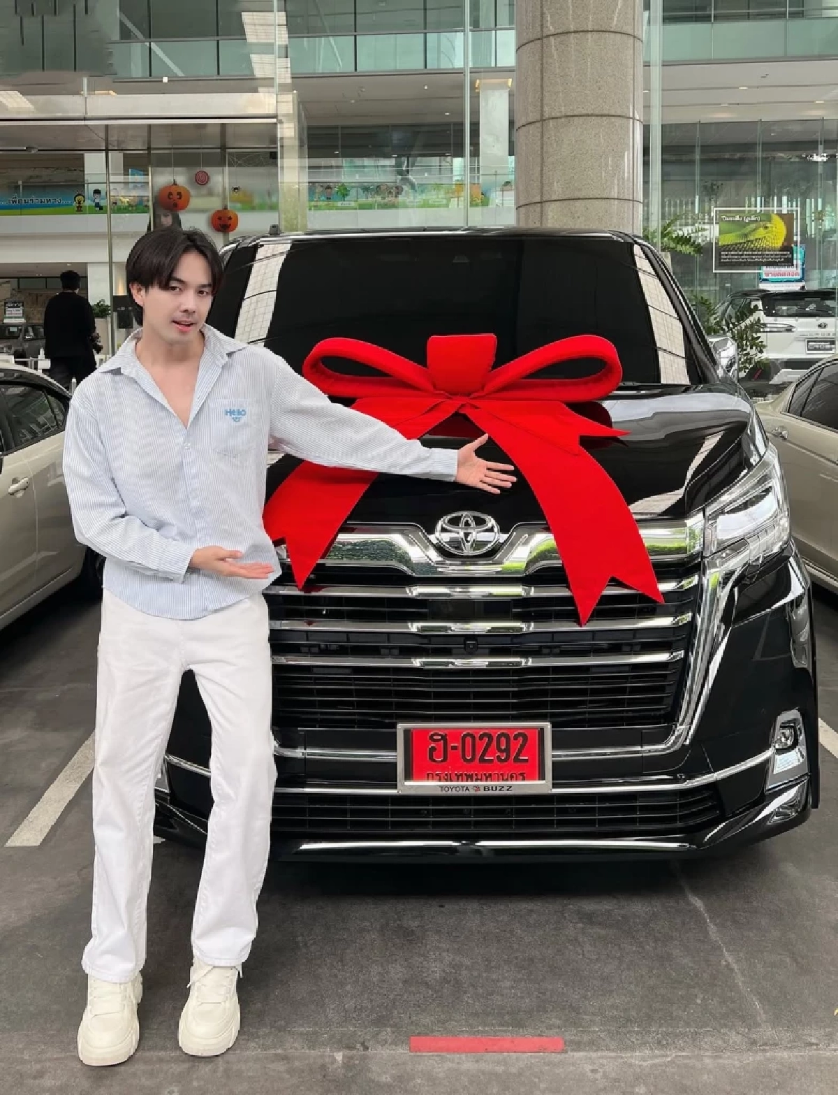 ส่องเลขเด็ดป้ายแดง \"อ๊อฟ สุรพล\" หมอลำหนุ่มเสียงทอง หลังเพลงประกอบซีรีส์ดังทั่วโลก!