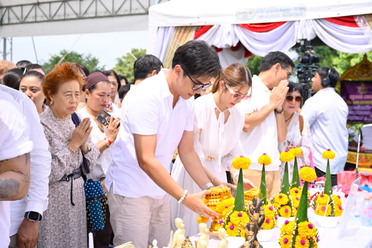 กตัญญูแผ่นดิน \"บุ๋ม ปนัดดา\" ทำบุญให้นักรบ ประชาชนแห่ร่วมงานนับพัน