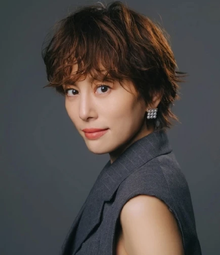 ตำรวจบุกค้นบ้าน "นางเอกดัง" สงสัยพัวพันยาเสพติด ก่อนบินหนีออกนอกประเทศ | คมชัดลึก