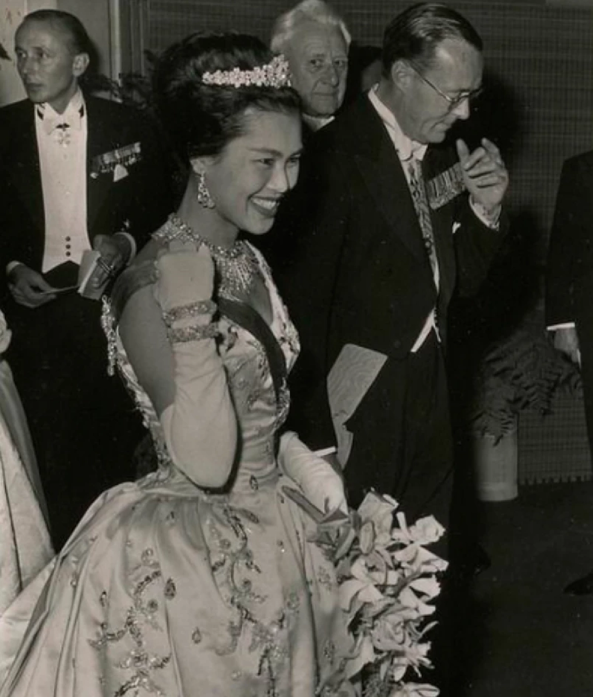 เจาะลึกเบื้องหลังแฟชั่น ‘สมเด็จพระพันปีหลวง’ กับดีไซเนอร์คู่บารมี ‘ปิแอร์ บัลแมง’