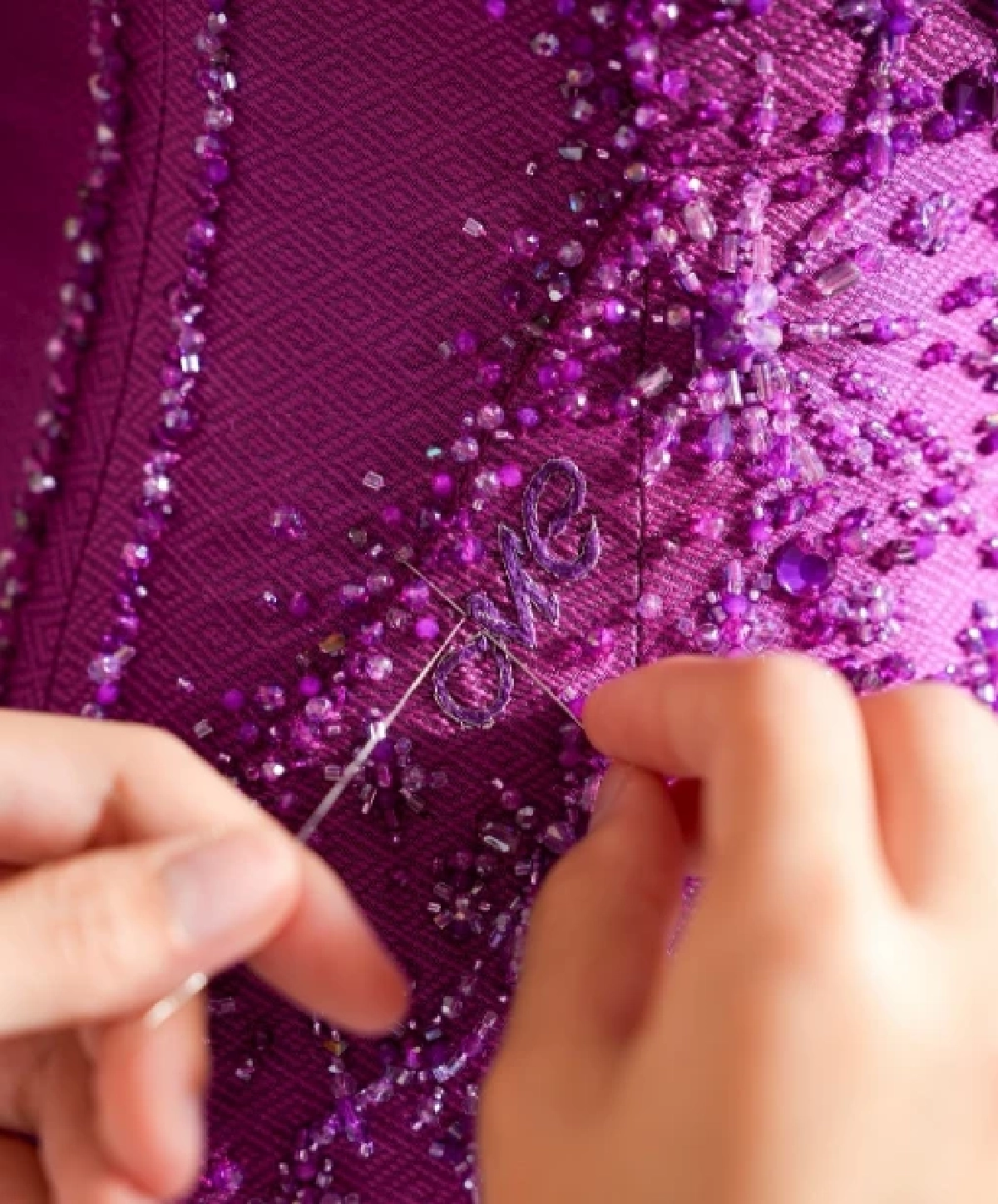 เปิดเบื้องหลังชุดฟินาเล่ "มารายห์ แครี" สวมเดรสผ้าไหมไทย SIRIVANNAVARI