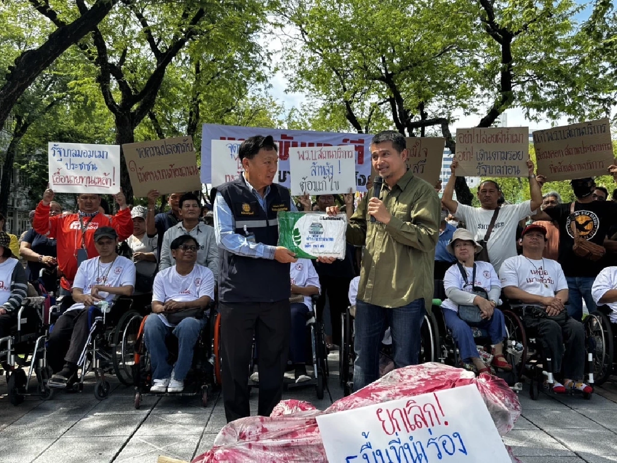 "ภาคประชาชน" บุกทำเนียบฯยื่นคำขาด "นายกหนู" หยุดขายน้ำเมายันหว่าง