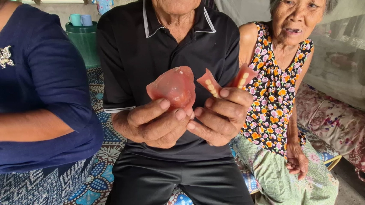 ไม่เคยลืม พระเมตตา "สมเด็จพระพันปีหลวง" ตาโสมวัย 88 ได้รับพระราชทานฟันปลอม