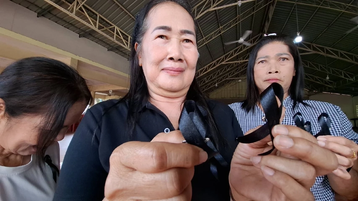 กลุ่มแม่บ้านวังยาง นครชุม รวมตัวทำริบบิ้นดำ แจกชาวบ้านฟรี 3 พันชิ้น