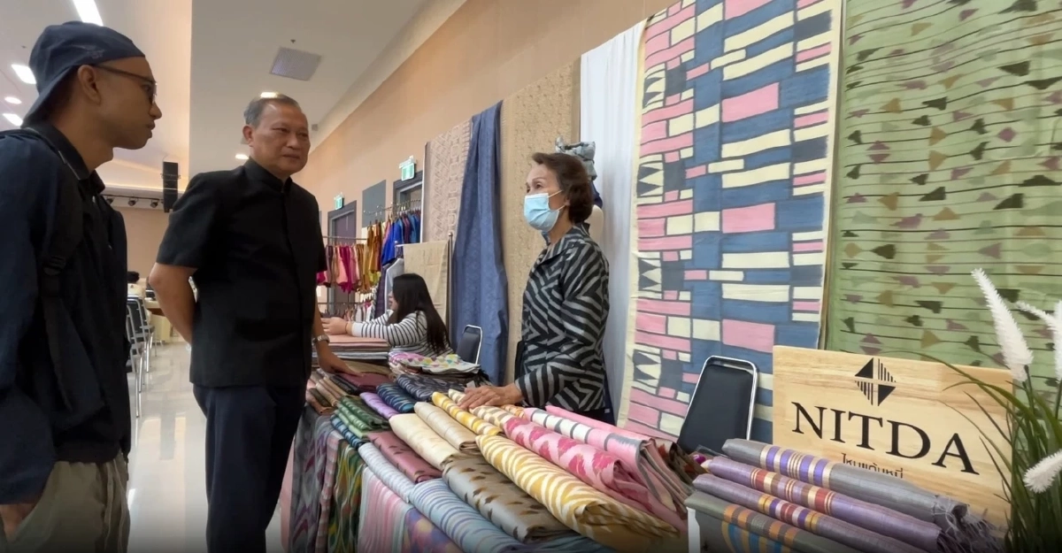 ชาวบ้าน ซาบซึ้ง "สมเด็จพระพันปีหลวง" ชอบผ้าไหมสีเม็ดมะขาม เคยรับสั่งให้ทำส่งวัง