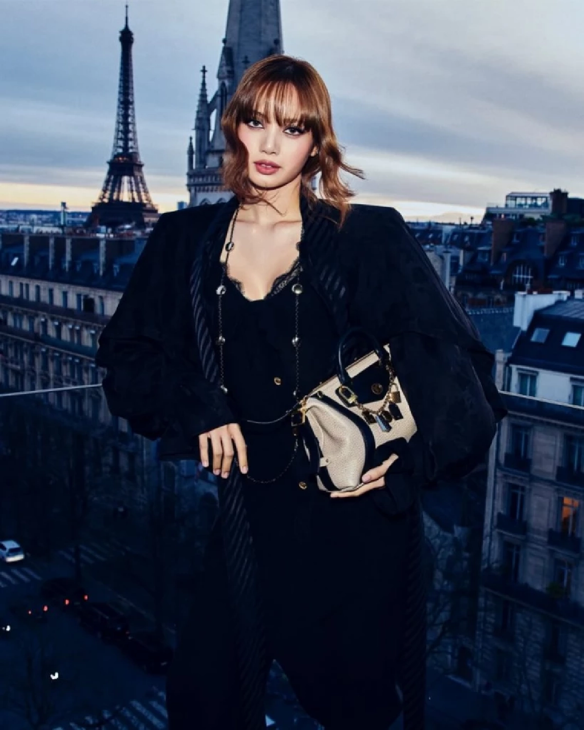 เปิดภาพ \'ลิซ่า BLACKPINK\' โพสต์ ถวายความอาลัย\'พระพันปีหลวง\'สุดซึ้ง