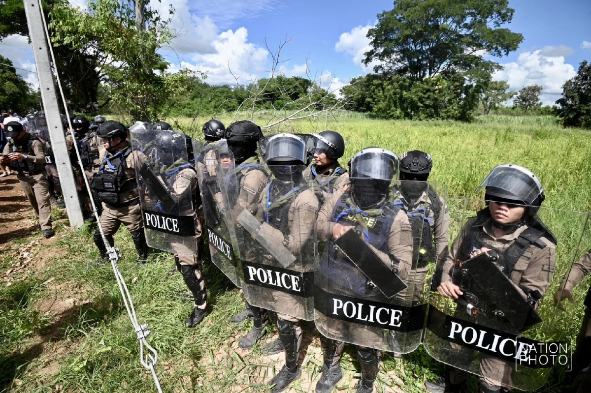 “วีระ สมความคิด” นำมวลชนบุกแนวรั้วหนองจาน หวิดปะทะกันรุนแรง