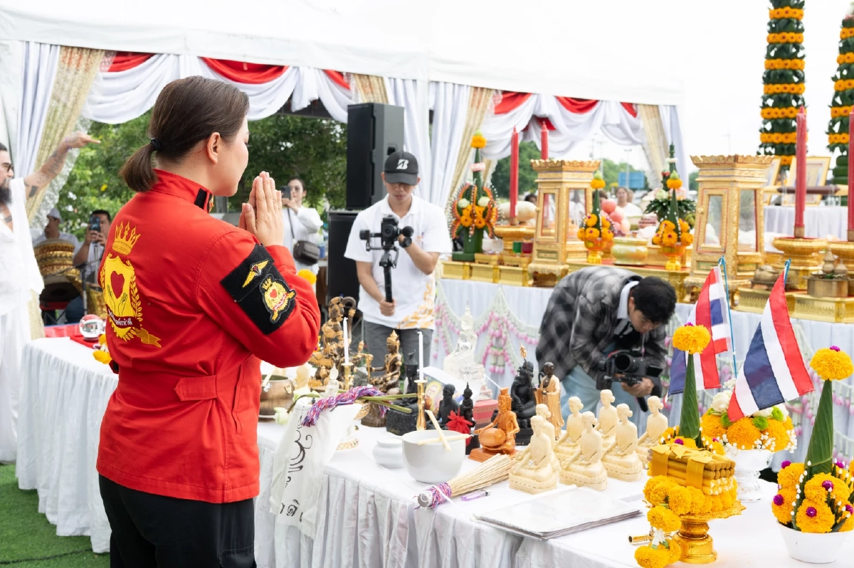 กตัญญูแผ่นดิน \"บุ๋ม ปนัดดา\" ทำบุญให้นักรบ ประชาชนแห่ร่วมงานนับพัน