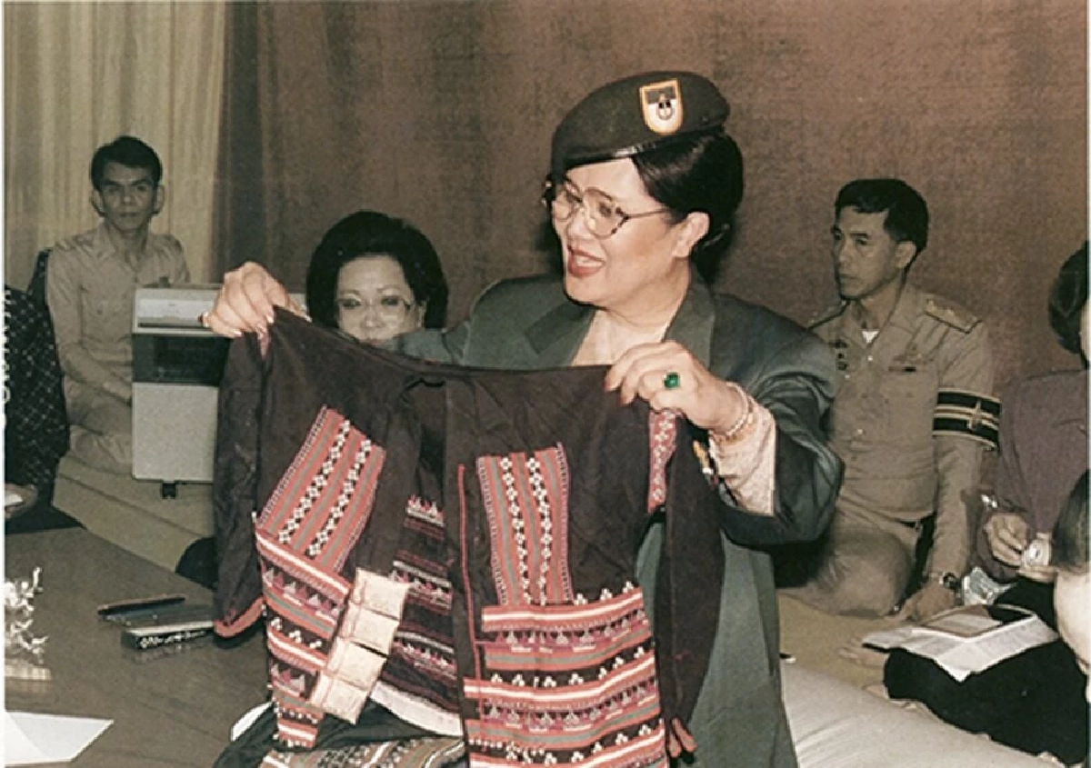 สมเด็จพระพันปีหลวง \"พระมารดาแห่งไหมไทย\" ผู้ทรงเป็น \"หัวใจ\" แห่งไหมไทยและศิลปาชีพ