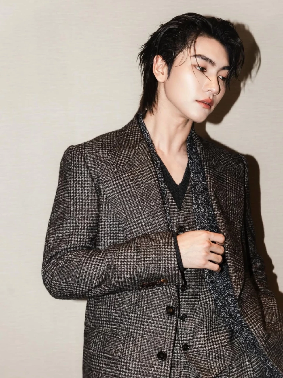 ห่วง!'บอส ชัยกมล' พระเอกหนุ่มป่วย แพทย์สั่งพัก สังกัดแจงด่วน