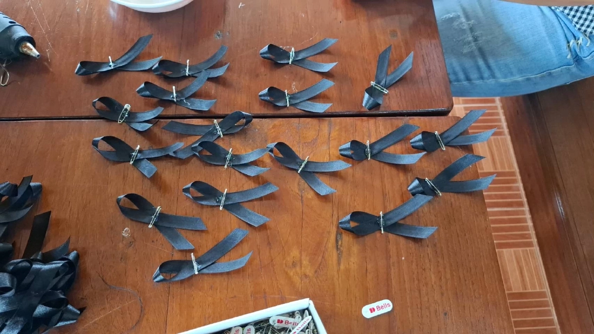 กลุ่มแม่บ้านวังยาง นครชุม รวมตัวทำริบบิ้นดำ แจกชาวบ้านฟรี 3 พันชิ้น