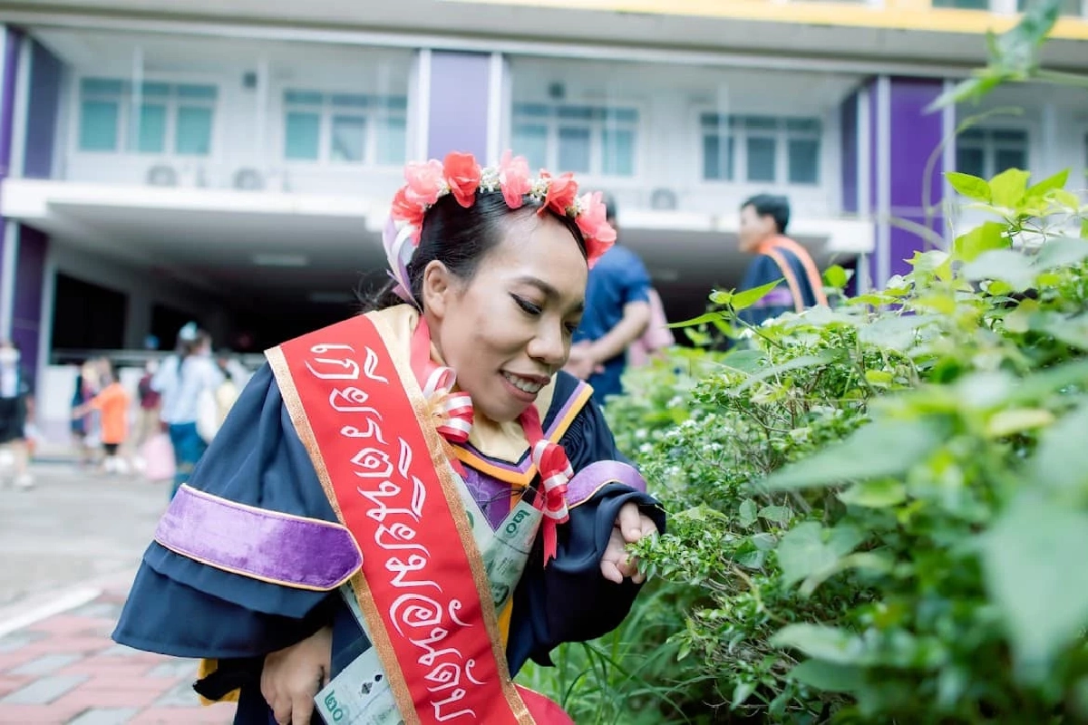 พระเมตตา \"สมเด็จพระพันปีหลวง\" ส่งสาวร่างจิ๋วเรียนจนจบ เกียรตินิยมอันดับ 2