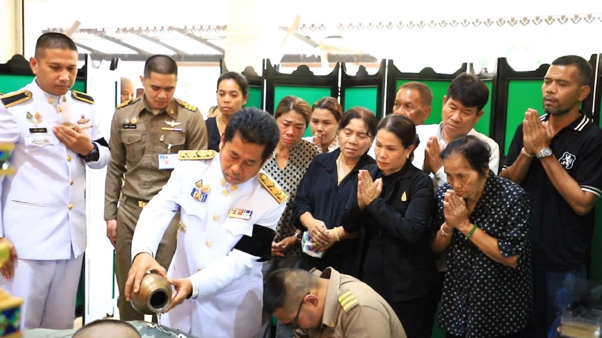 โปรดเกล้าฯ พระราชทานพวงมาลา วางหน้าหีบศพ \"ด.ต.สมศักดิ์ นาคเสน\"