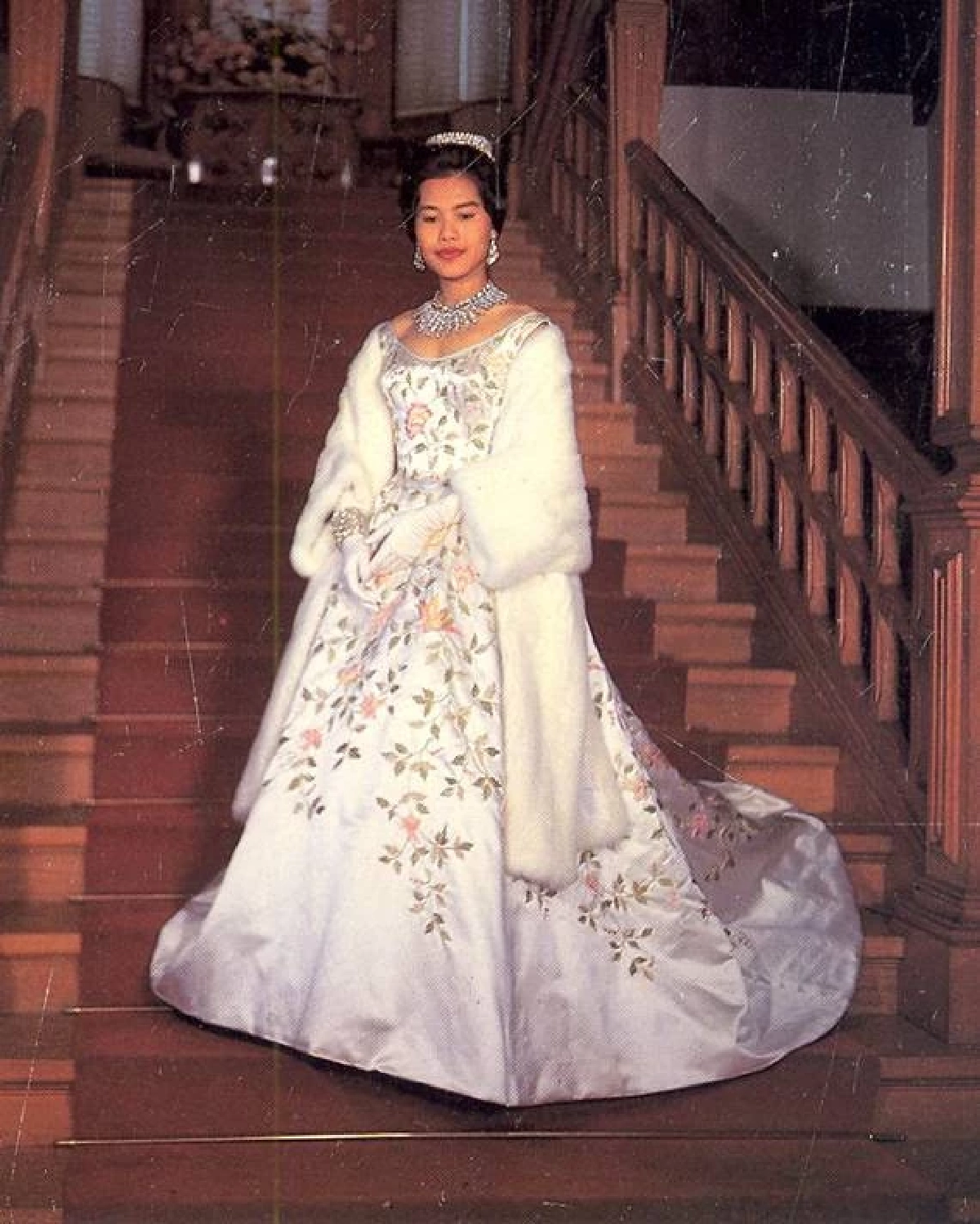 เจาะลึกเบื้องหลังแฟชั่น ‘สมเด็จพระพันปีหลวง’ กับดีไซเนอร์คู่บารมี ‘ปิแอร์ บัลแมง’