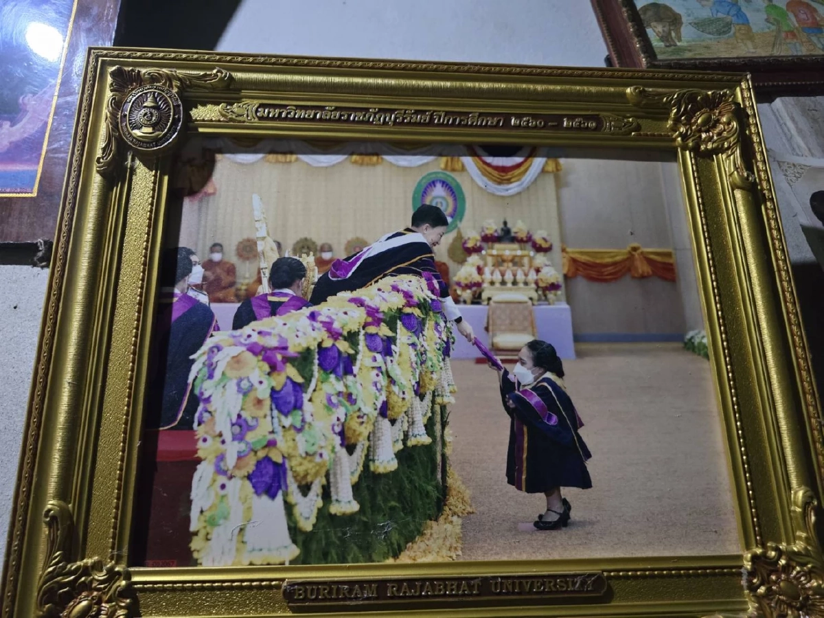 พระเมตตา \"สมเด็จพระพันปีหลวง\" ส่งสาวร่างจิ๋วเรียนจนจบ เกียรตินิยมอันดับ 2