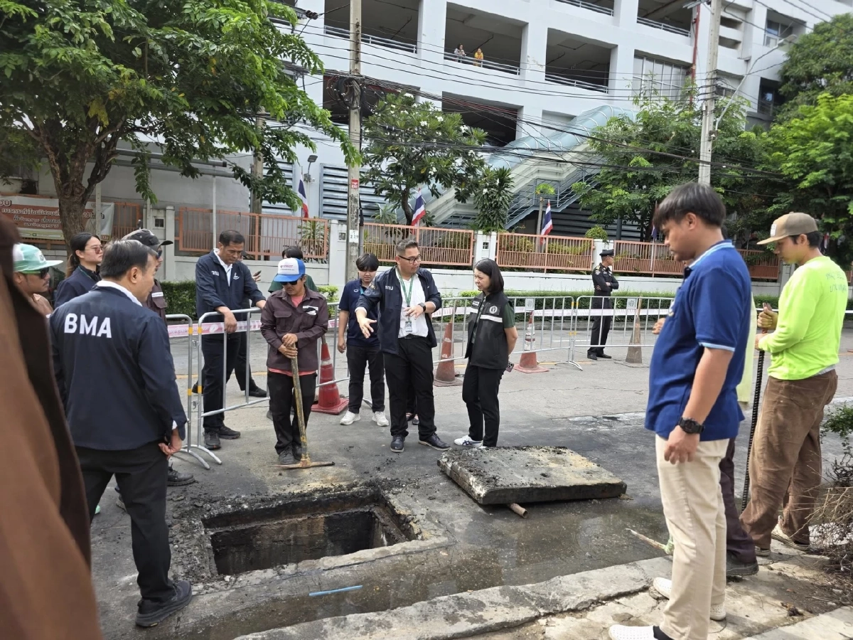 ถนนทรุดตัว ลึก 1-2 เมตร หน้าการไฟฟ้ายานนาวา ปิดการจราจร 2 ช่องทาง