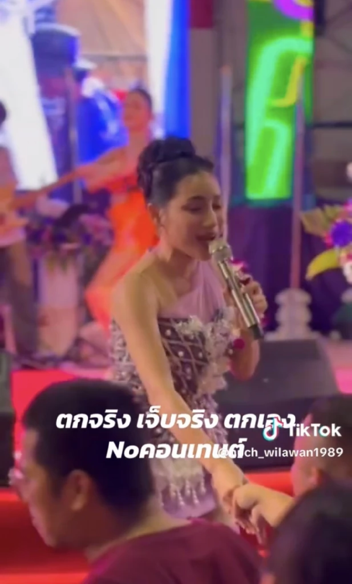 ระทึก! นักร้องหมอลำตัวแม่ "นุช วิลาวัลย์" ตกเวทีคอนเสิร์ต