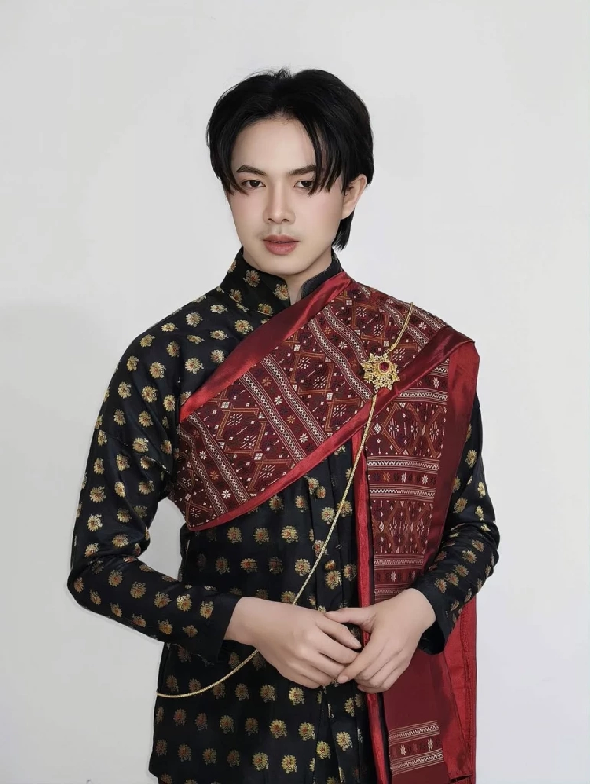 ส่องเลขเด็ดป้ายแดง \"อ๊อฟ สุรพล\" หมอลำหนุ่มเสียงทอง หลังเพลงประกอบซีรีส์ดังทั่วโลก!