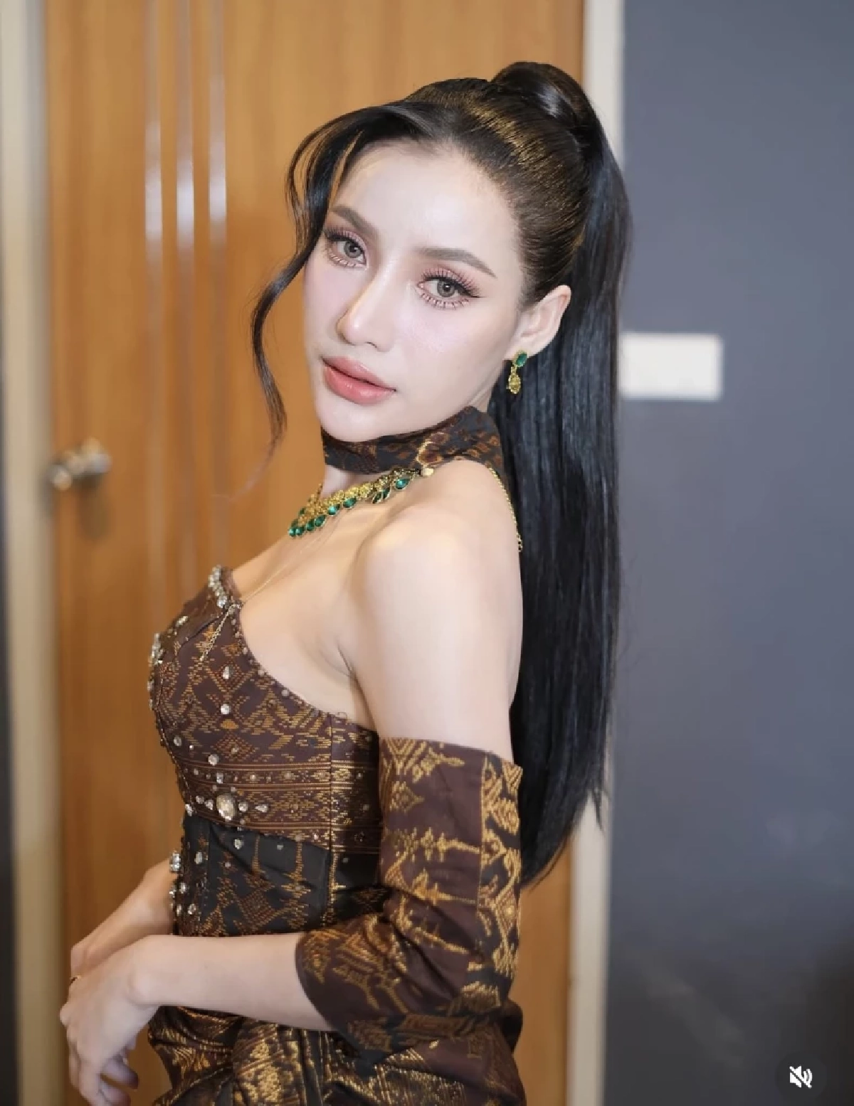 ระทึก! นักร้องหมอลำตัวแม่ "นุช วิลาวัลย์" ตกเวทีคอนเสิร์ต