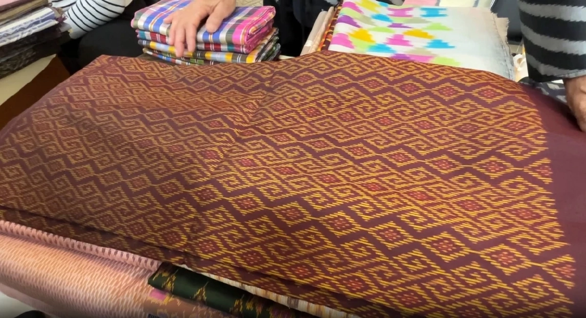 ชาวบ้าน ซาบซึ้ง "สมเด็จพระพันปีหลวง" ชอบผ้าไหมสีเม็ดมะขาม เคยรับสั่งให้ทำส่งวัง