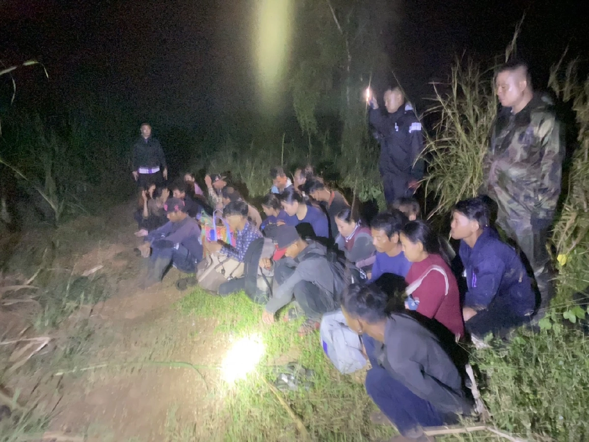 กองกำลังบูรพา - ตำรวจ ตชด. จับแรงงานกัมพูชา 22 คน ลักลอบเข้าไทย