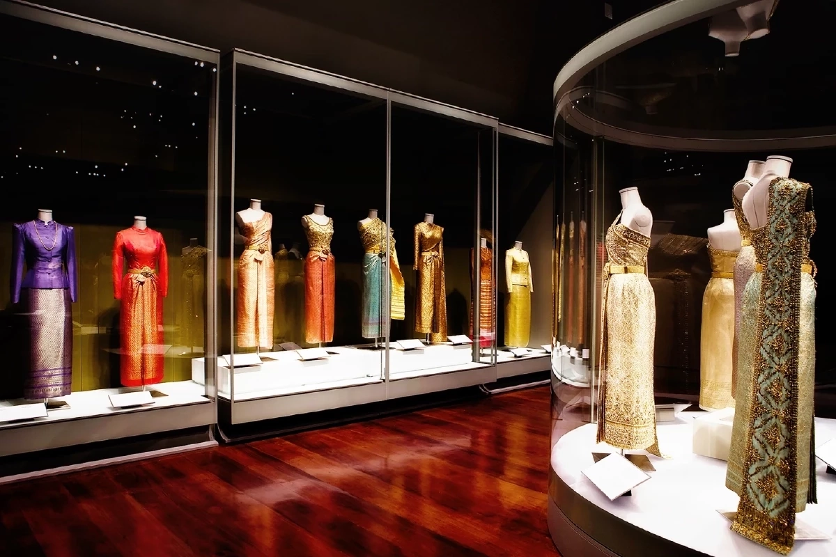 เจาะลึกเบื้องหลังแฟชั่น ‘สมเด็จพระพันปีหลวง’ กับดีไซเนอร์คู่บารมี ‘ปิแอร์ บัลแมง’