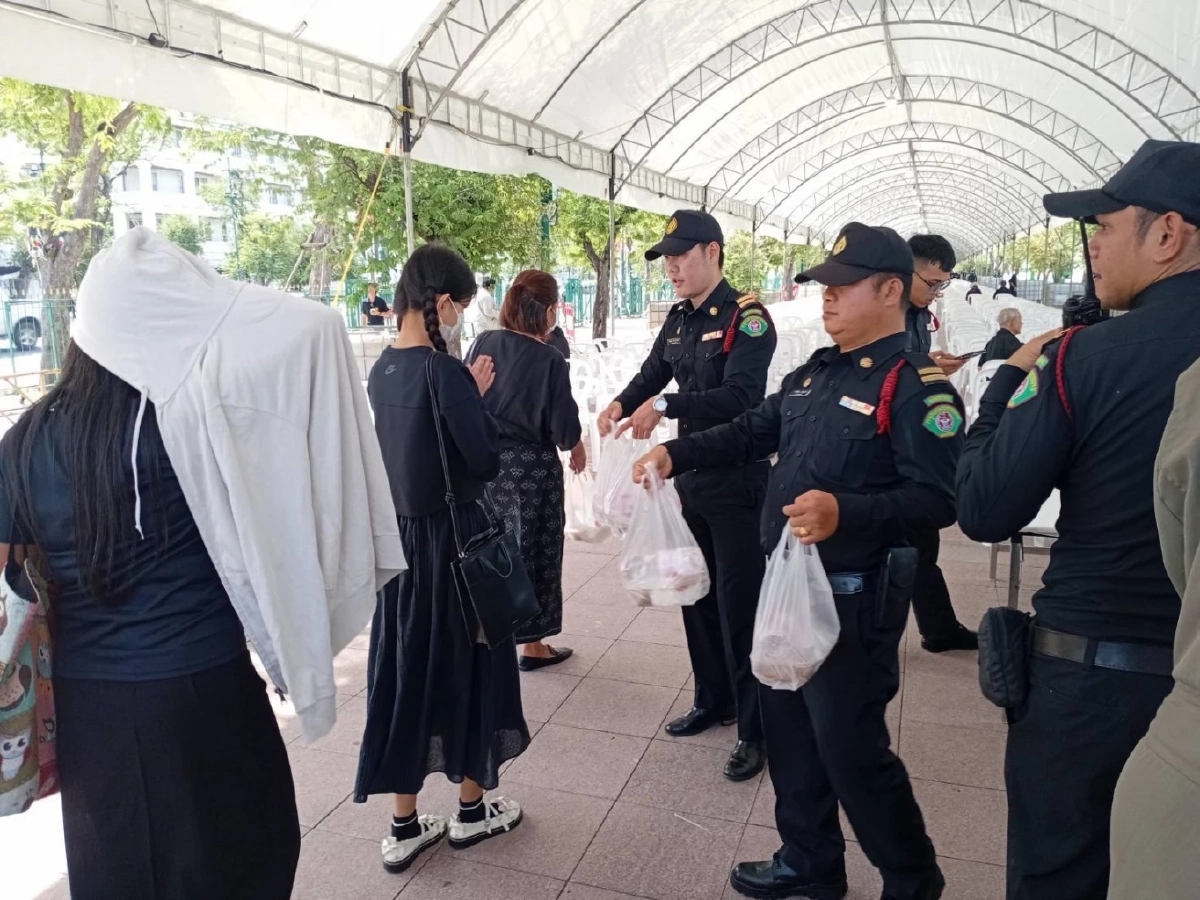 กทม.อำนวยความสะดวกประชาชน เดินทางมาร่วมพิธีถวายน้ำสรงพระบรมศพ \"สมเด็จพระพันปีหลวง\"