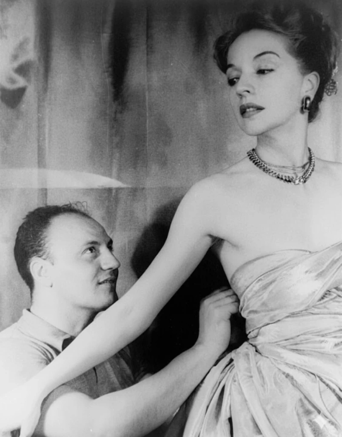 เจาะลึกเบื้องหลังแฟชั่น ‘สมเด็จพระพันปีหลวง’ กับดีไซเนอร์คู่บารมี ‘ปิแอร์ บัลแมง’