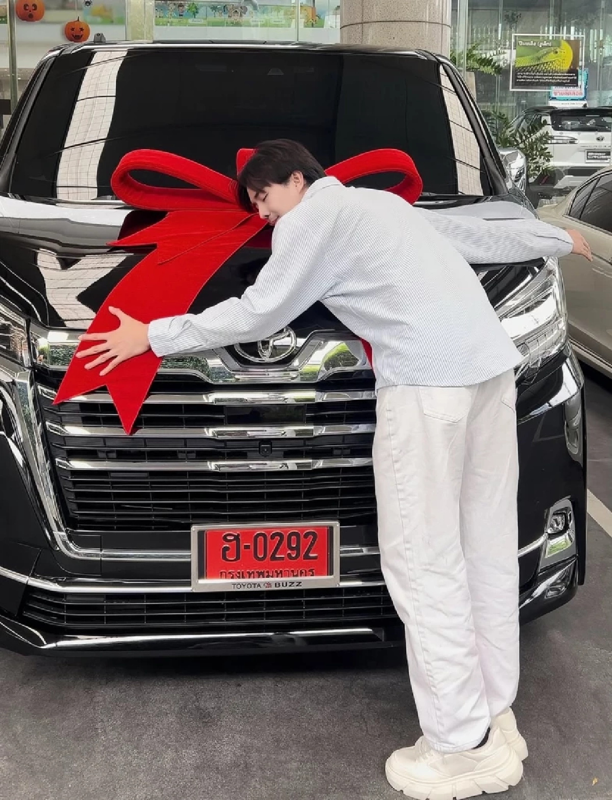 ส่องเลขเด็ดป้ายแดง \"อ๊อฟ สุรพล\" หมอลำหนุ่มเสียงทอง หลังเพลงประกอบซีรีส์ดังทั่วโลก!