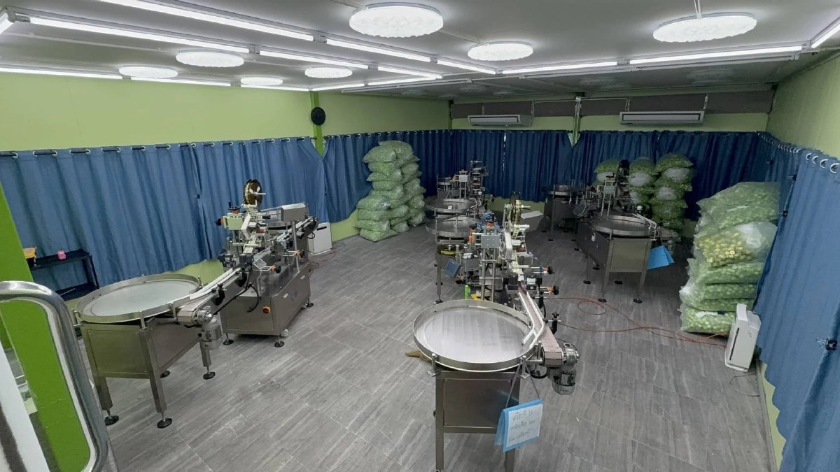 ปคบ.-อย. บุกตรวจ \"โรงงานหงส์ไทย\" แจ้งสถานที่ผลิต ไม่ตรงกับที่ขออนุญาต