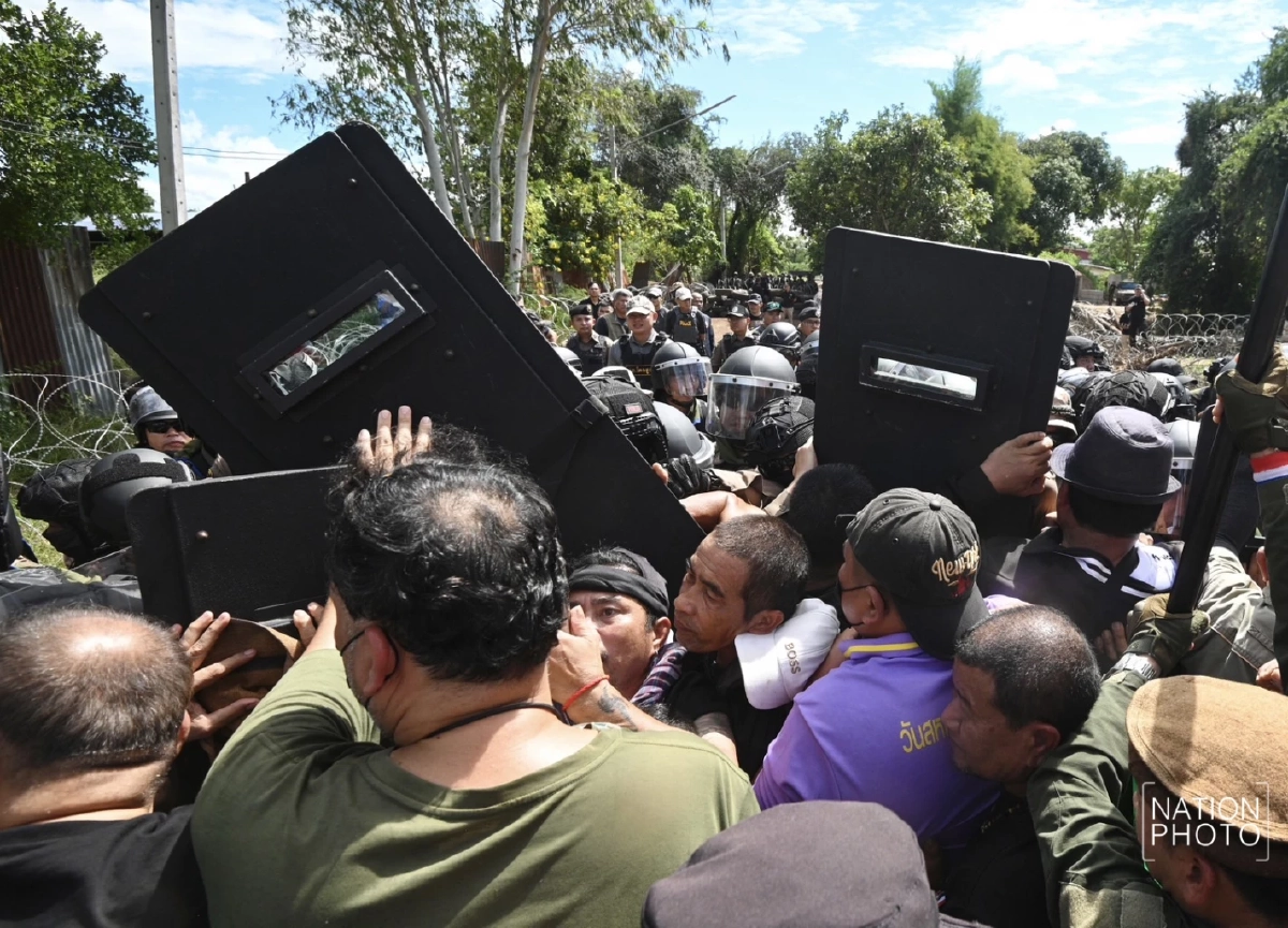 “วีระ สมความคิด” นำมวลชนบุกแนวรั้วหนองจาน หวิดปะทะกันรุนแรง