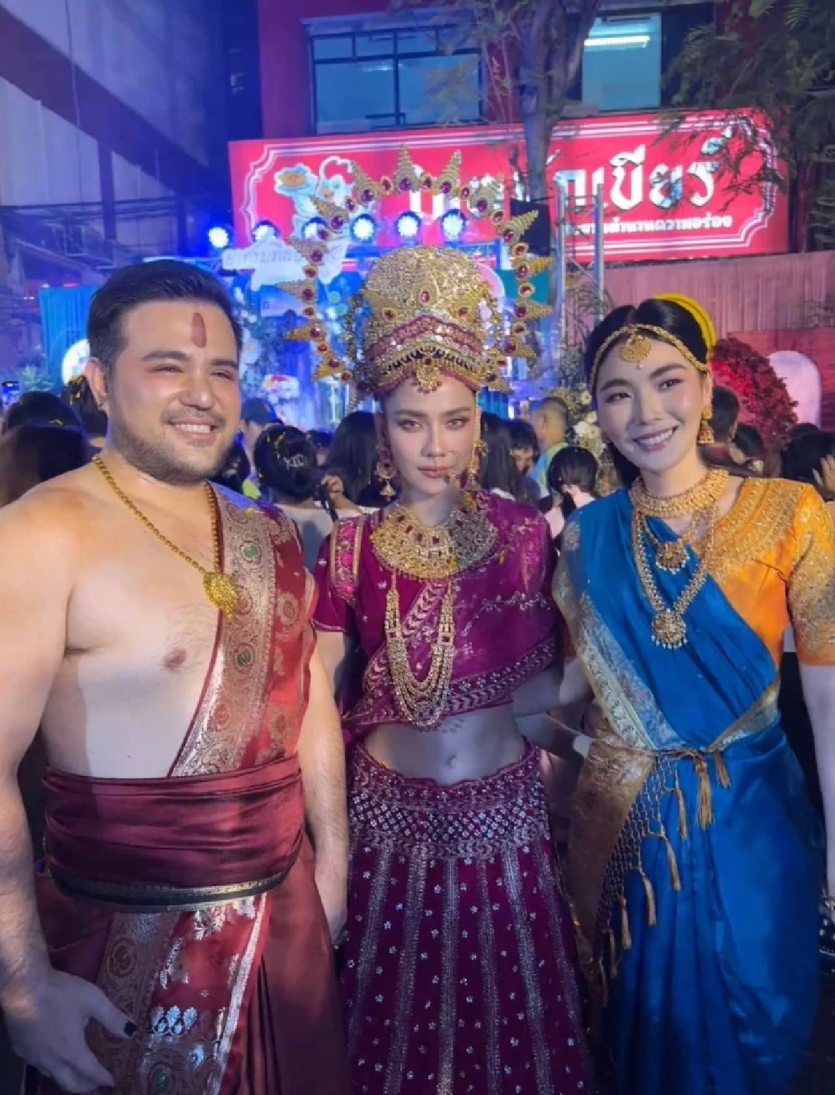 เก็บตกบรรยากาศงานนวราตรี 2568 สุดคึกคัก เหล่าคนดังจัดเต็มร่วมสัมผัสค่ำคืนแห่งศรัทธา