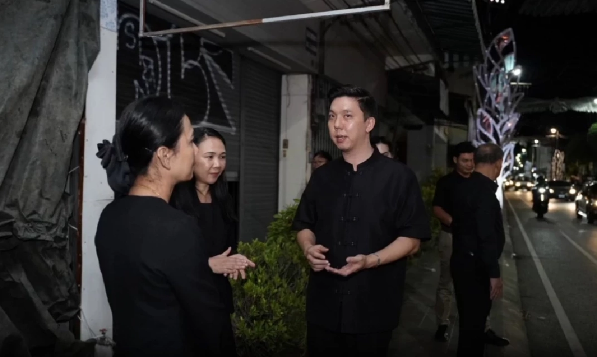 ดราม่าสนั่น เทศบาลเชียงใหม่ พ่นสีดำดอกไม้ประดับไฟงานยี่เป็ง