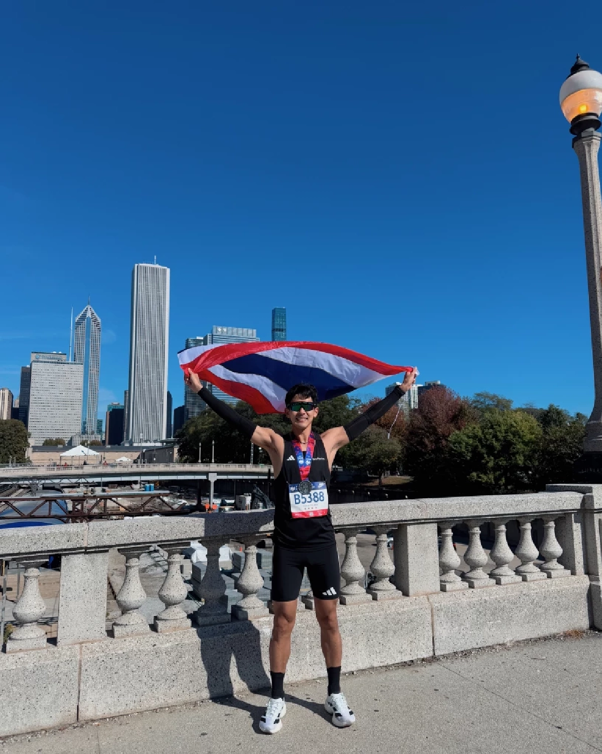 \"เต้ย พงศกร\" พระเอกเจ้าลมกรดมาเหนือ! ทำลายสถิติตัวเอง Chicago Marathon 2025