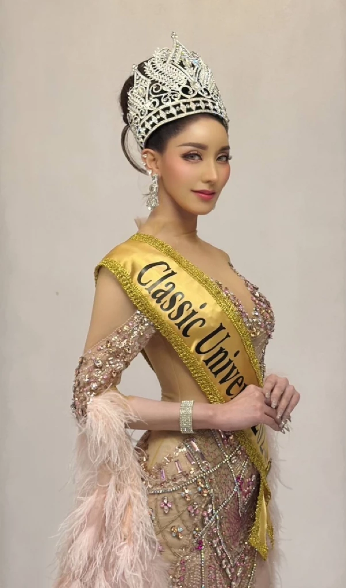 \"ฮันนี่ ณภัค\" เข้าเฝ้าสมเด็จพระสังฆราช ก่อนไปเป็นตัวแทนประเทศไทย