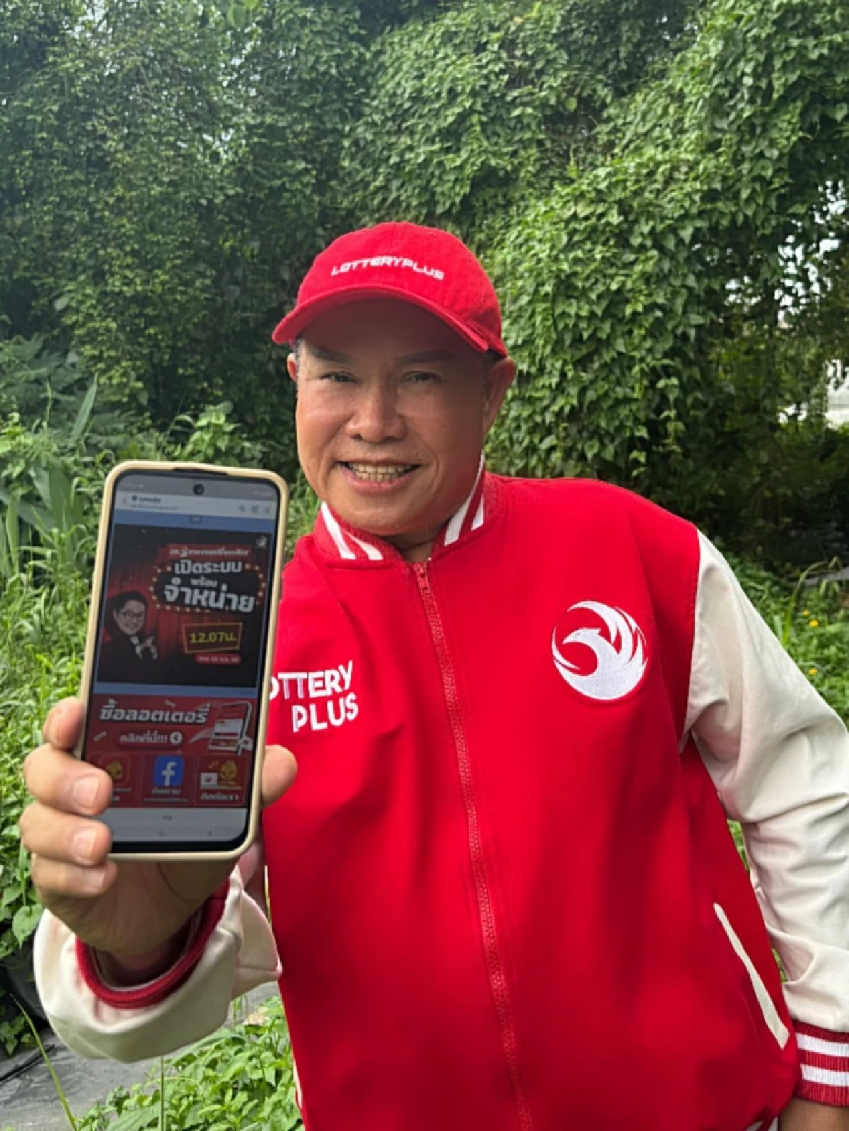 'มนต์สิทธิ์ คำสร้อย' จุดธูปเปิดเลขเด็ด! ลุ้นรวยหวยงวด1 ธันวาคม 2568