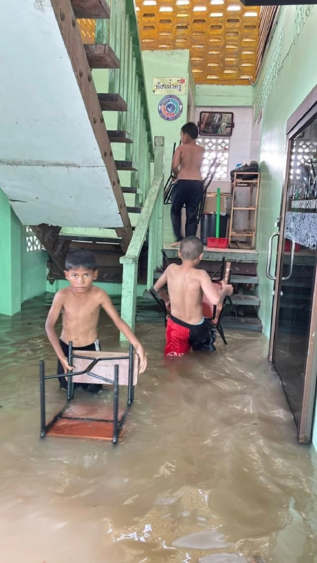 นร.เมืองนนท์ ยกโต๊ะหนีน้ำท่วม วอนผู้ใหญ่ใจดีช่วยบริจาคโต๊ะ-เก้าอี้