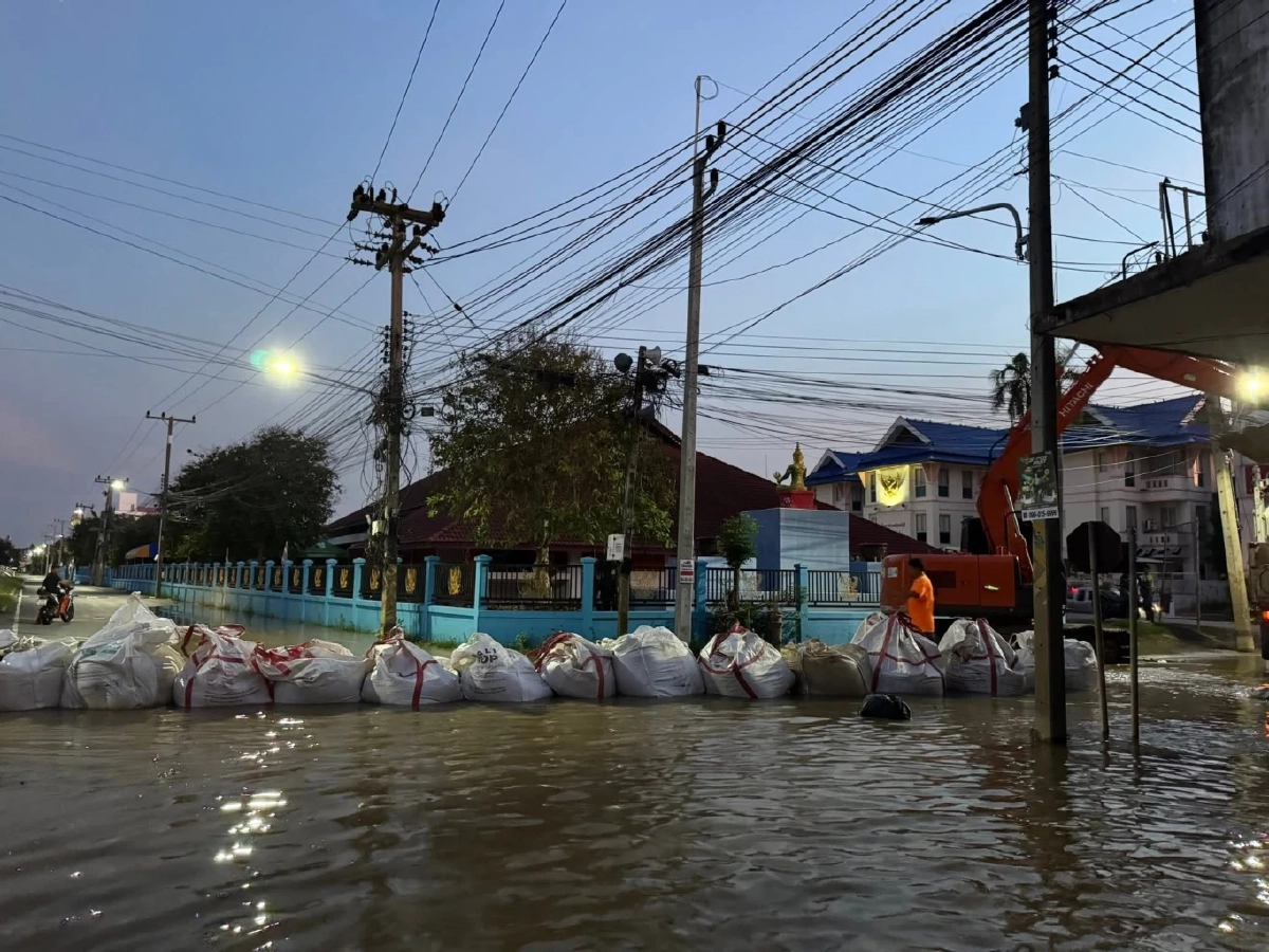 อัปเดต น้ำท่วมอินทร์บุรี คันกั้นน้ำแตก มวลน้ำมุ่งหน้า ที่ว่าการอำเภอ