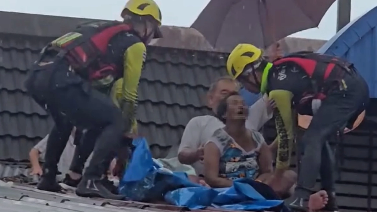 น้ำตาไหล "ตา" นั่งกอด "ยาย" ที่หมดสติบนหลังคาบ้านหนีน้ำท่วม อดข้าว-น้ำมา 3 วัน