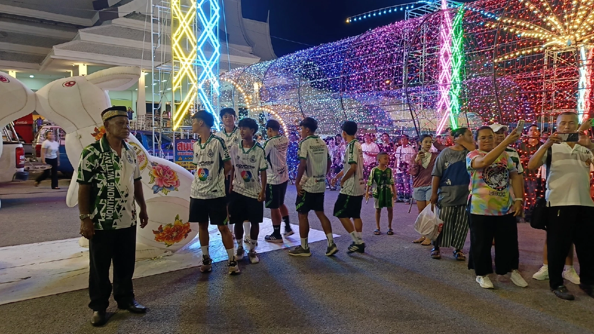 งานวัดหลวงพ่อโสธร แทบแตก! FC หมอนทองวิทยา แห่ประชิดตัวน้องๆนักเตะ