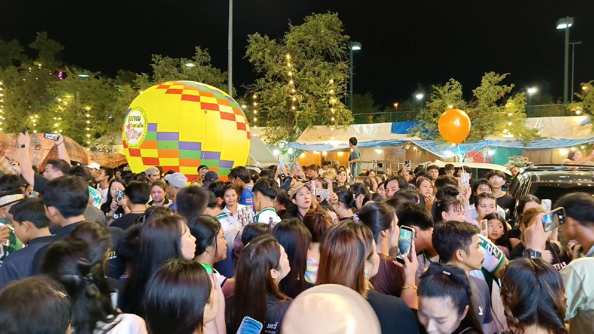 งานวัดหลวงพ่อโสธร แทบแตก! FC หมอนทองวิทยา แห่ประชิดตัวน้องๆนักเตะ