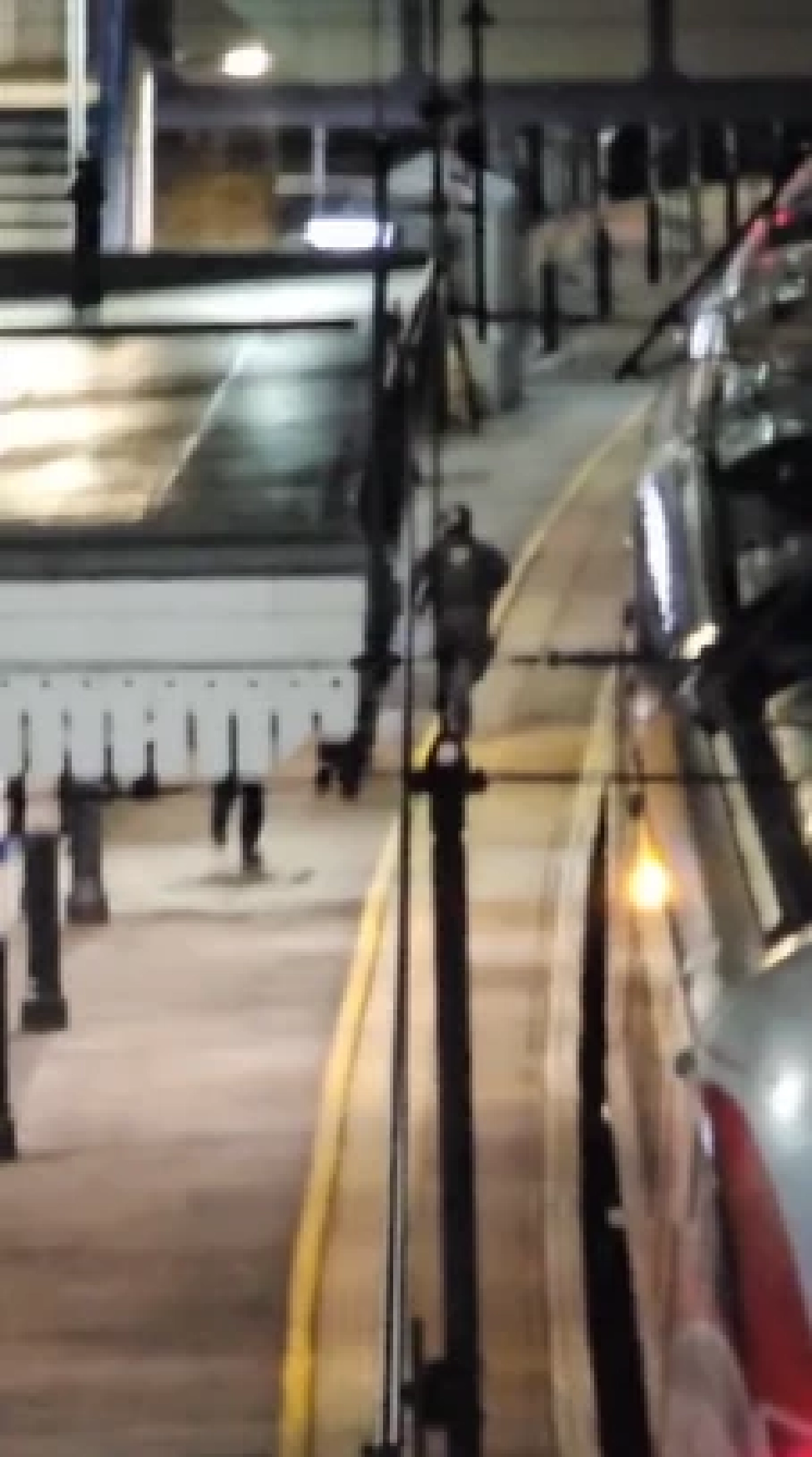 เจ็บอ่วม! \"จ้วง\"ด้วยมีด\" บนรถไฟ ผู้โดยสาร กรีดร้องสุดสะเทือนขวัญ