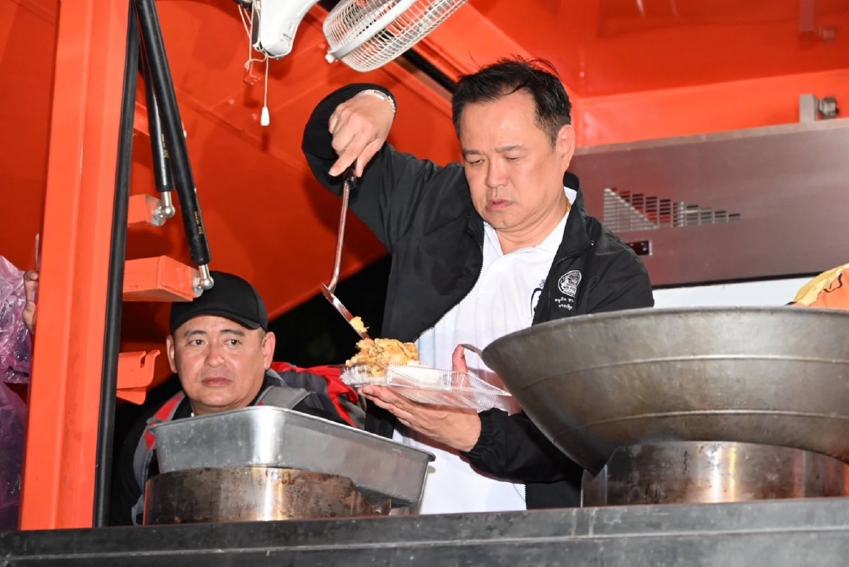 ทำไม? นายกต้องผัดข้าวผัด? ตอนลงพื้นที่ช่วยเหลือผู้ประสบภัย?