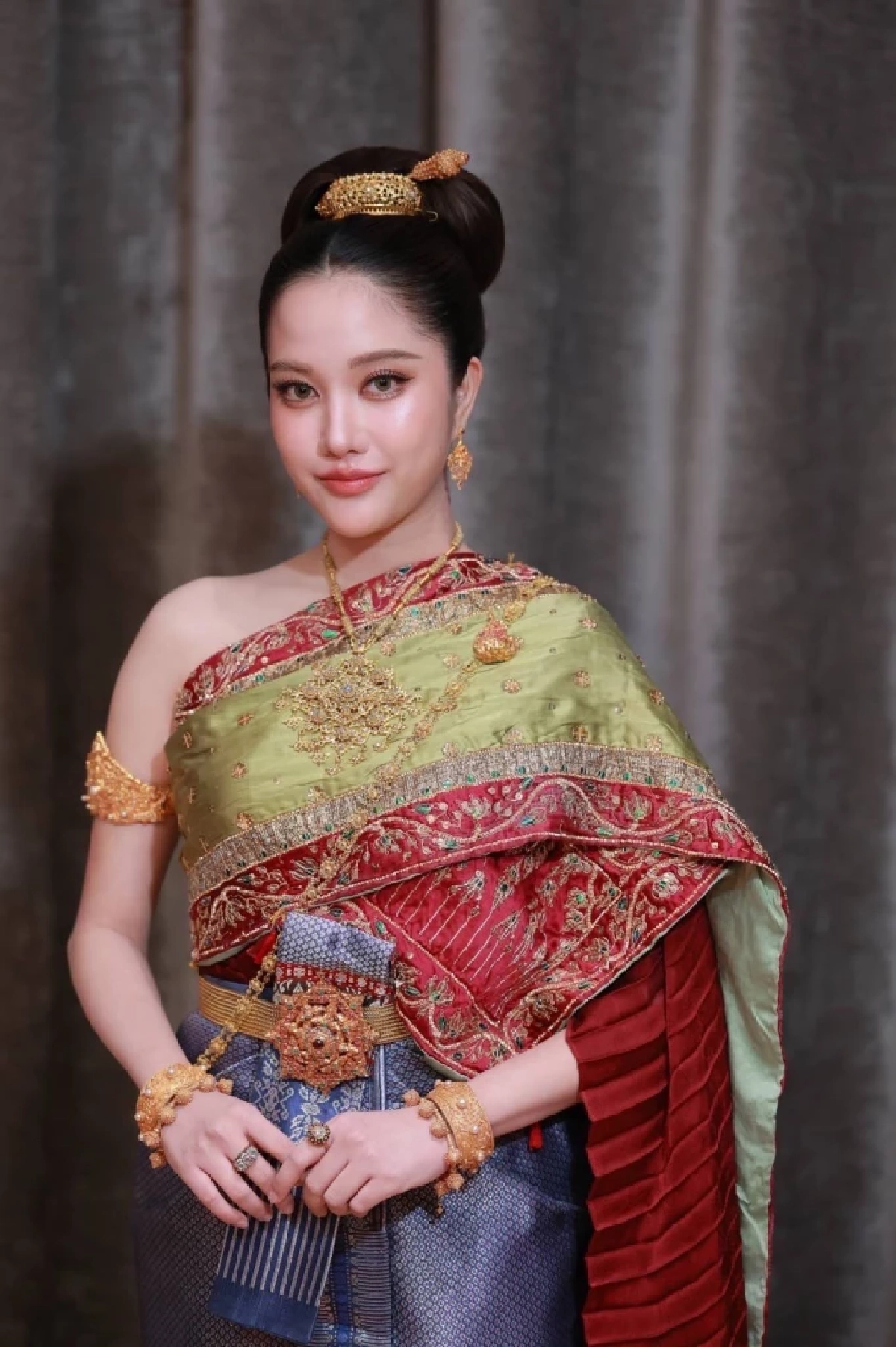 \"ฟรีน สโรชา\" งามจับจิต เพิ่มเลอค่านางนพมาศ เข็มกลัดทองคำ \"โรหิตามัสยา\"