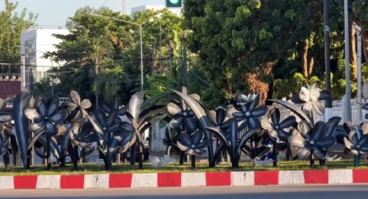 ปิดจบดราม่า! ดอกไม้ที่ถูกพ่นสเปรย์สีดำ เปลี่ยนเป็นสีขาว