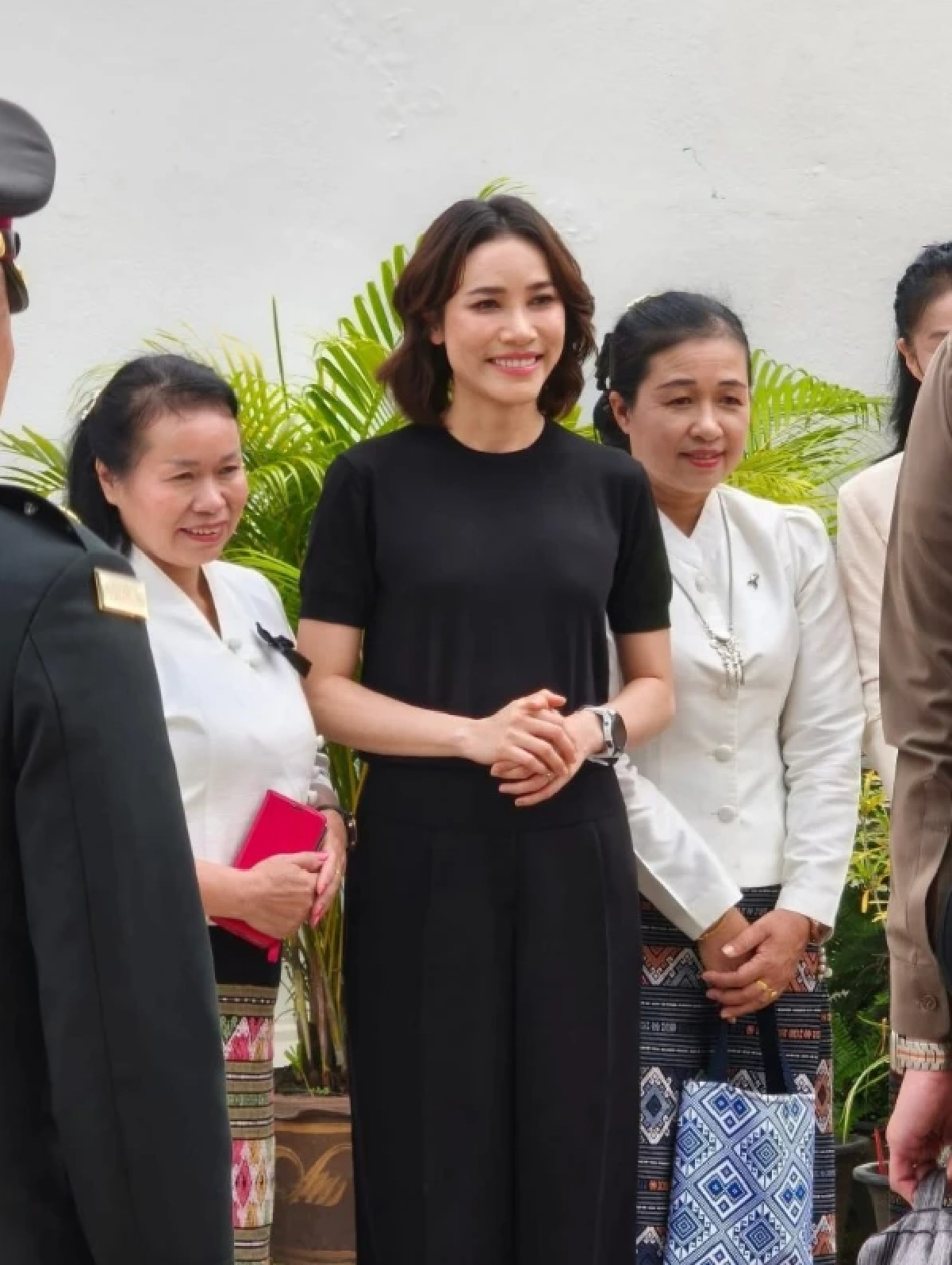 \"เจ้าคุณพระสินีนาถ\" สักการะธาตุแช่แห้ง พบเจอ ปชช. ด้วยความกันเอง