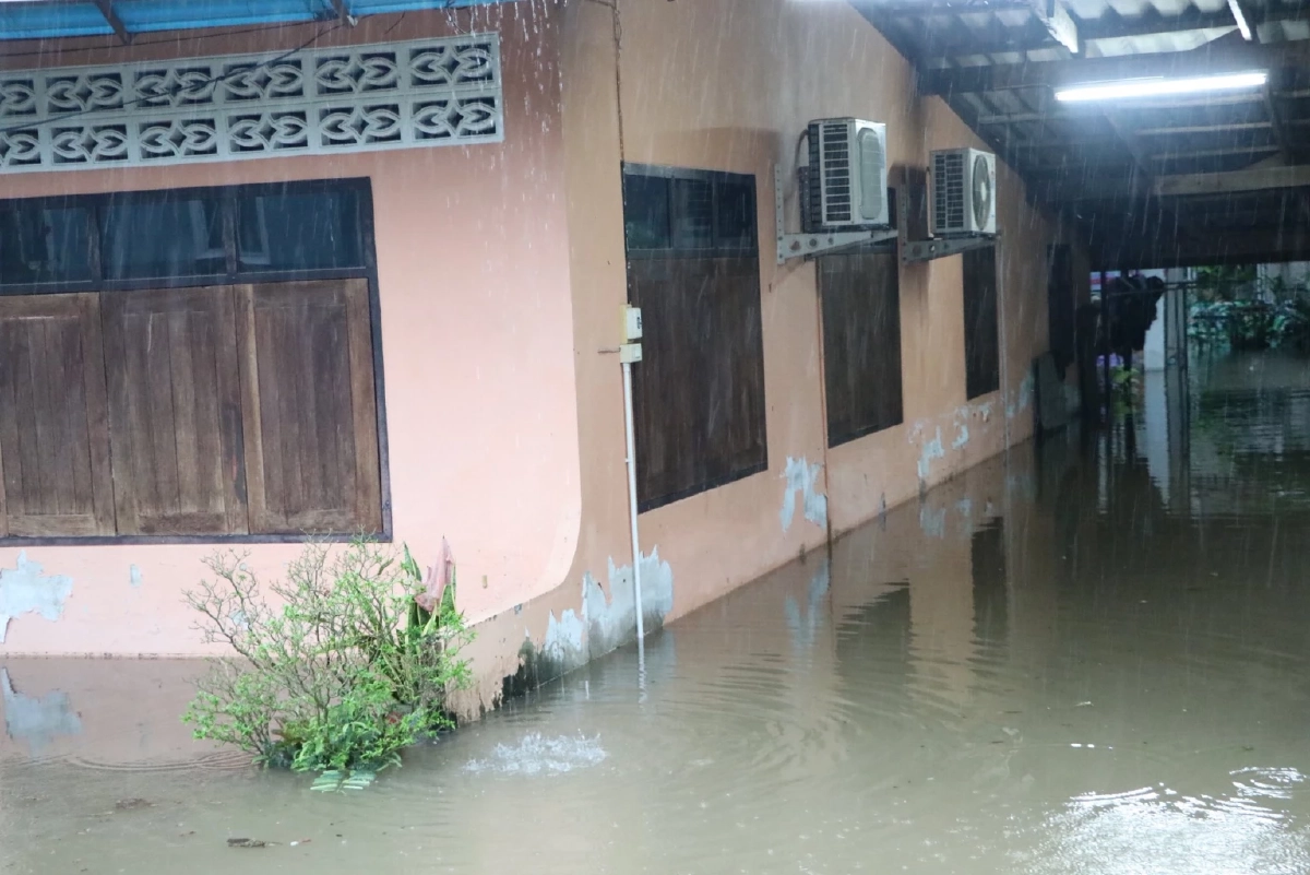 อ่วมพัทลุง "ฝนถล่ม" ทั้งคืนทั้งวัน ปภ. เตือนภัยสูงสุด สั่งปิดกว่า 20 โรงเรียน