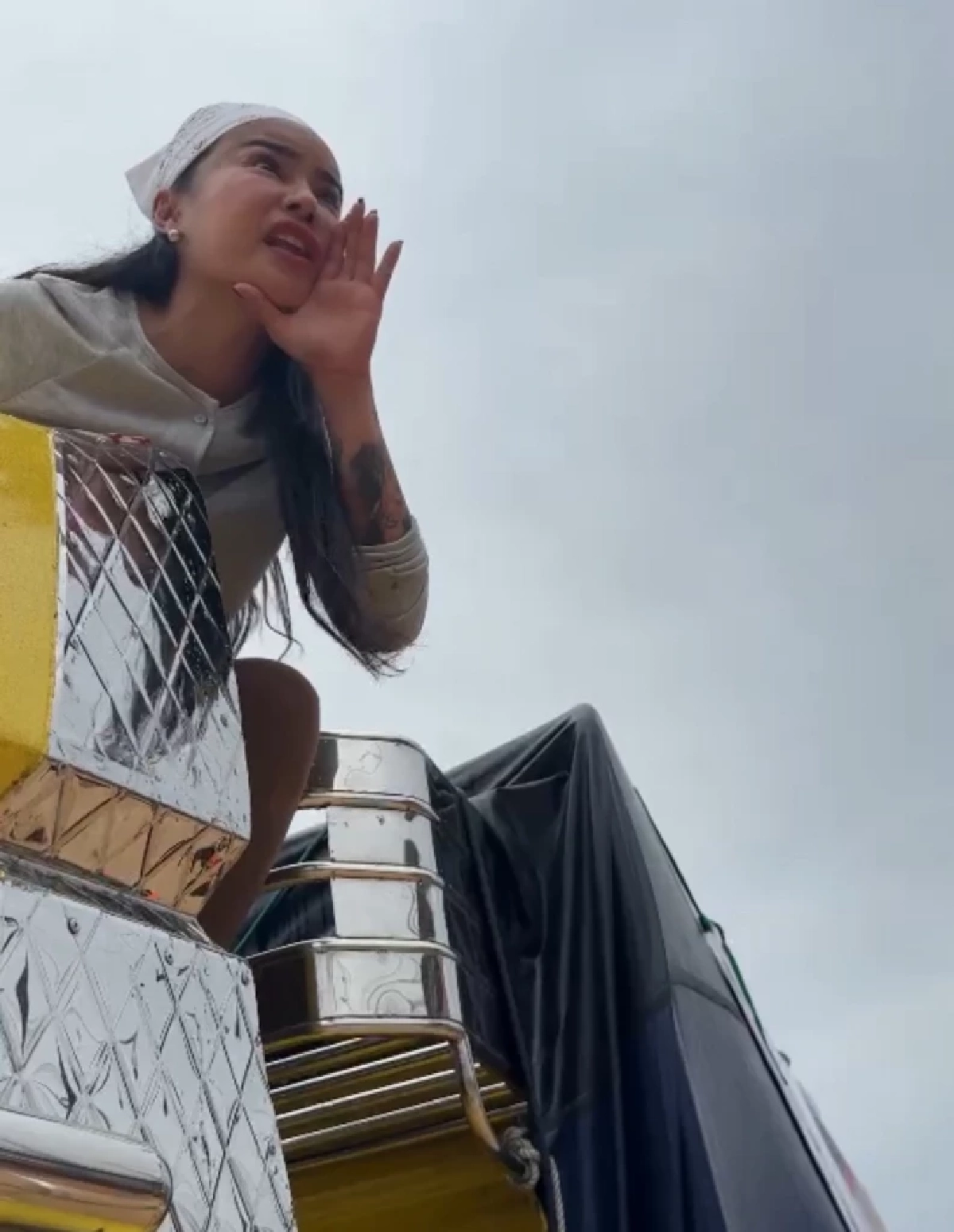 "มดดำ" ทุ่มซื้อเรือช่วยน้ำท่วมใต้! เปิดเบื้องหลัง "ทีมงานพิมรี่พาย" ระดมสิ่งของช่วยผู้ประสบภัย