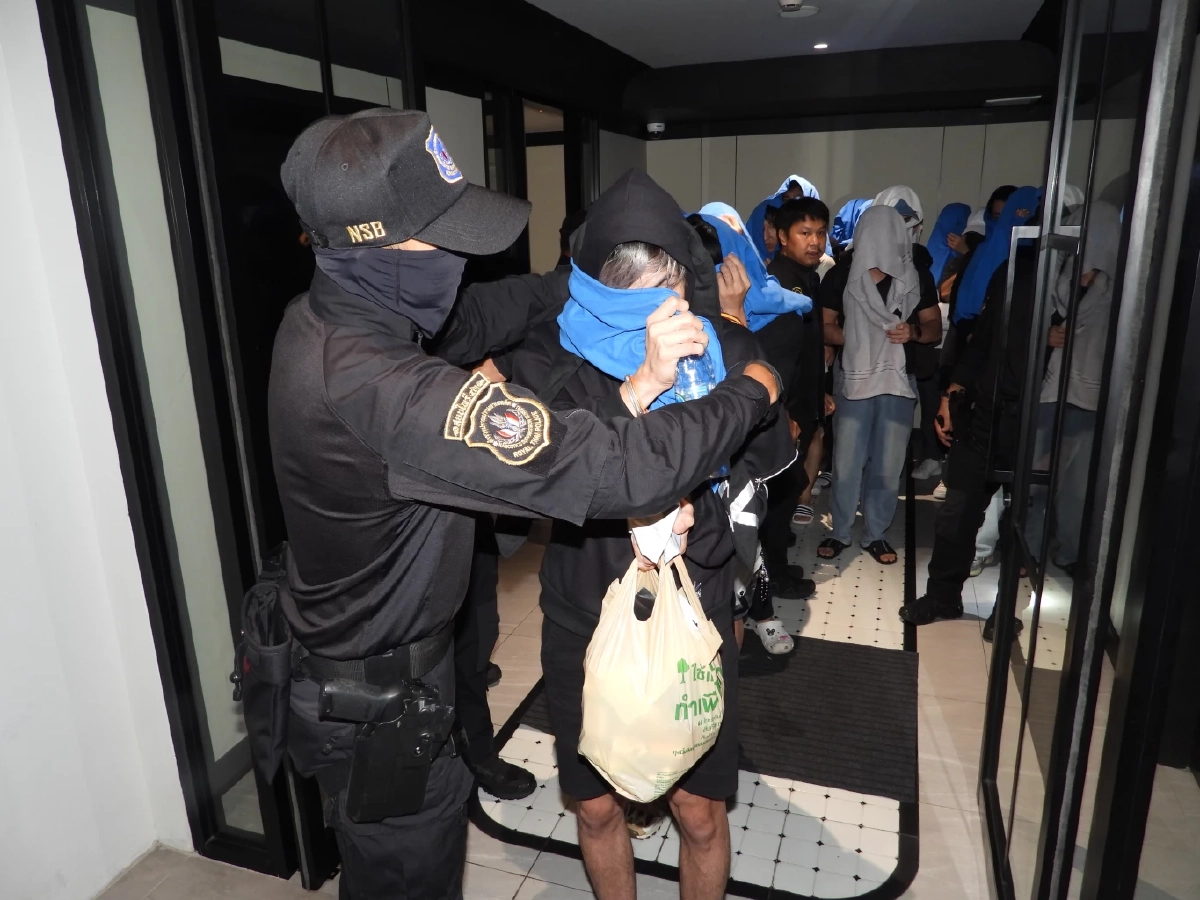 บุกทลาย \"ปาร์ตี้เหมืองทอง\" กลางกรุง LGBTQ+ มั่วสุมเสพยา-มั่วสวาท 29 ราย