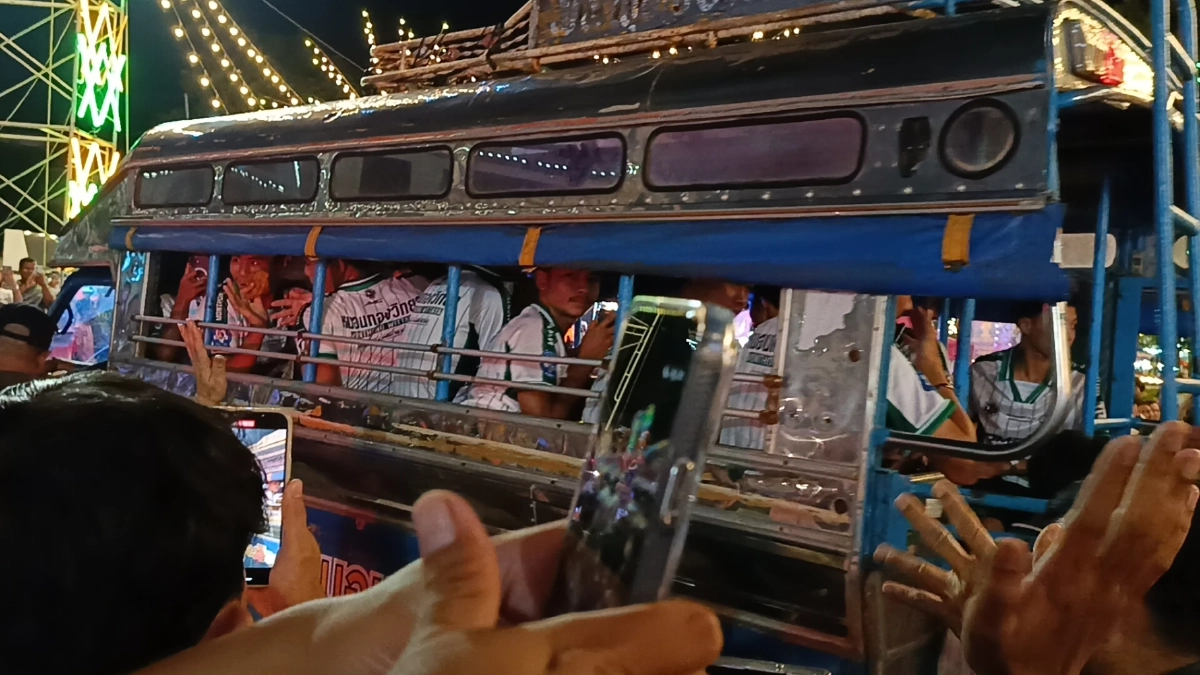 งานวัดหลวงพ่อโสธร แทบแตก! FC หมอนทองวิทยา แห่ประชิดตัวน้องๆนักเตะ